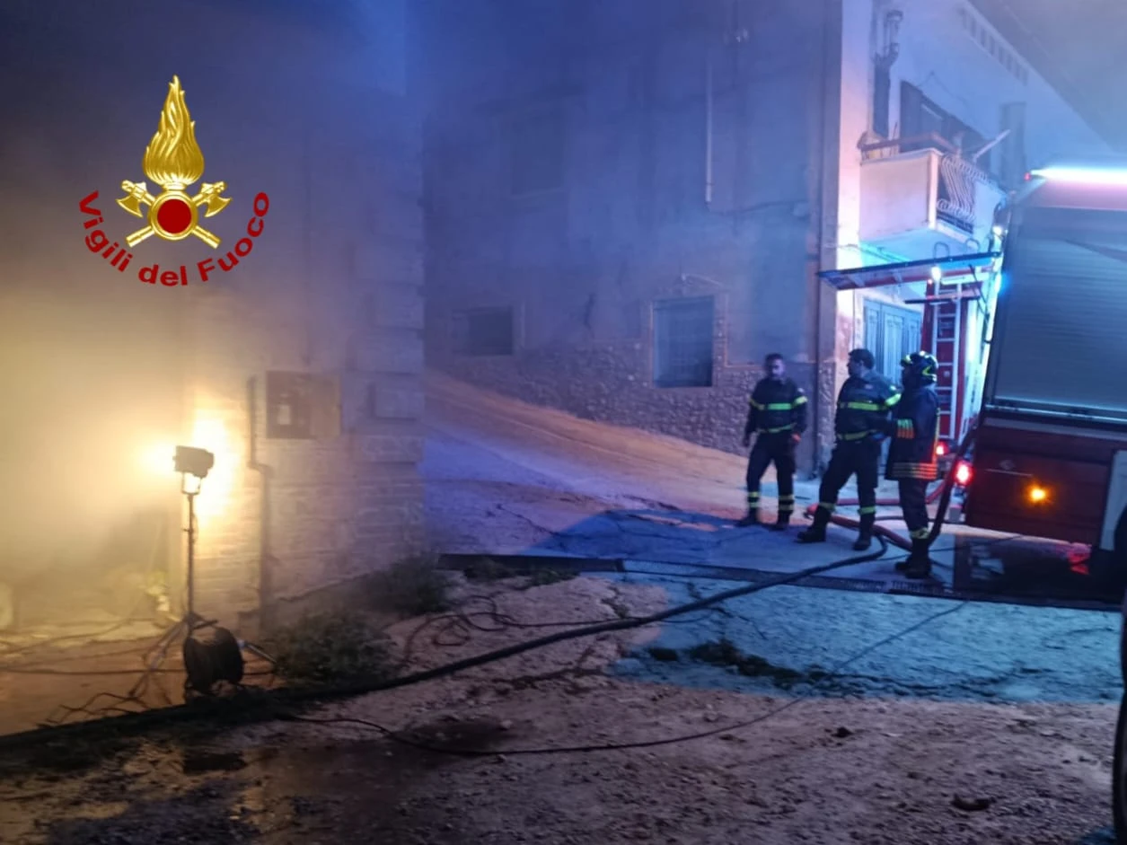 Notte di fiamme per i vigili nel Crotonese: a fuoco il magazzino di un'abitazione 