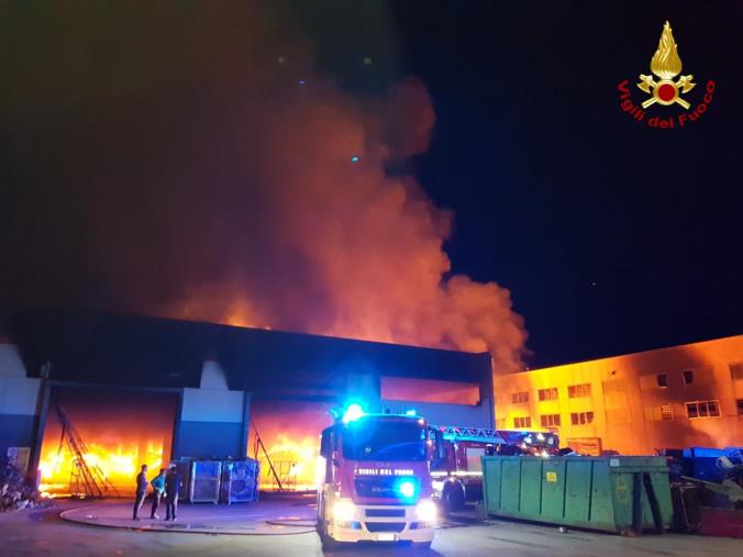 Rende. In fiamme un capannone per lo stoccaggio dei rifiuti: vigili del fuoco al lavoro da mezzanotte images Rende. In fiamme un capannone per lo stoccaggio dei rifiuti: vigili del fuoco al lavoro da mezzanotte