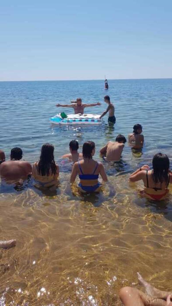 images Crotone. Parroco conclude campo di legalità celebrando Messa in mare
