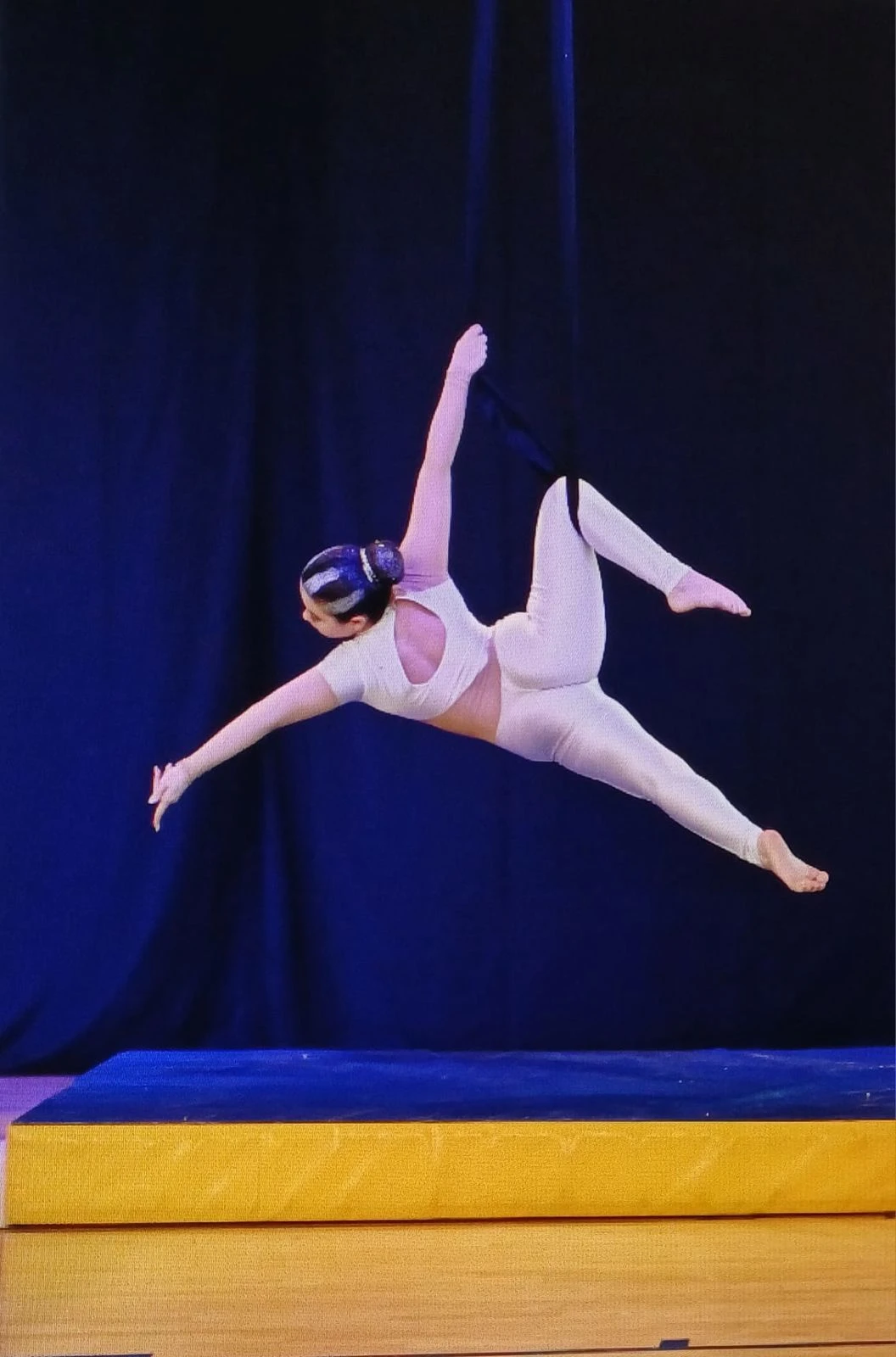 Danza aerea, la lametina Anna Perseu incanta la giuria della Coppa Meraviglia