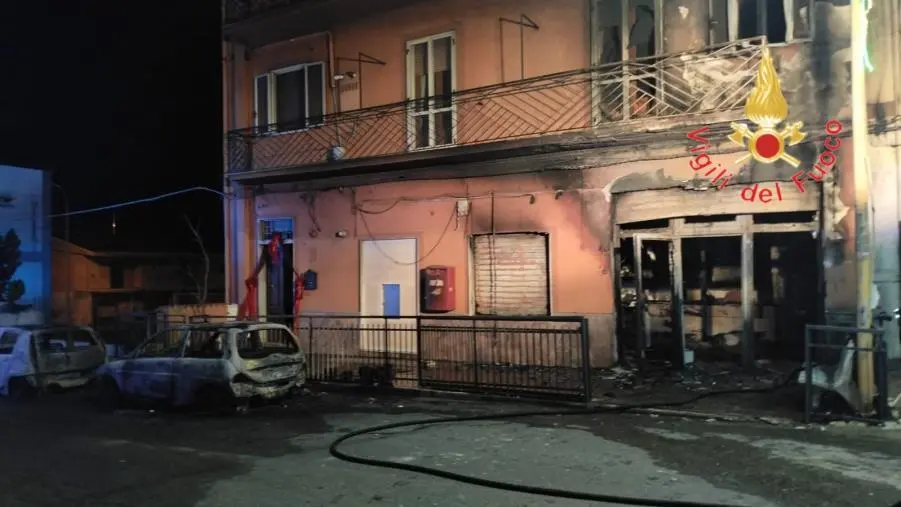 images Mandatoriccio, in fiamme l’ufficio postale: bruciate anche due auto