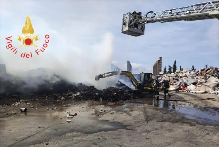 A fuoco rifiuti nella Zona industriale di Lamezia: in corso rilievi per stabilire la causa del rogo images A fuoco rifiuti nella Zona industriale di Lamezia: in corso rilievi per stabilire la causa del rogo