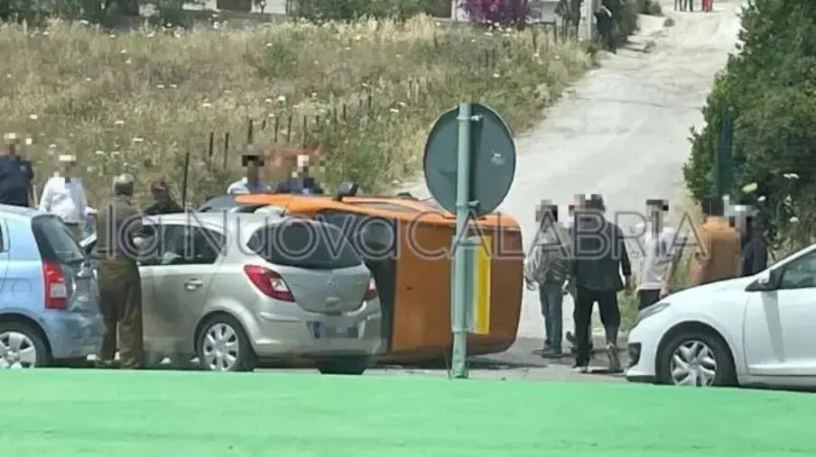 Incidente nei pressi della Motorizzazione di Catanzaro: si ribalta un mezzo images Incidente nei pressi della Motorizzazione di Catanzaro: si ribalta un mezzo