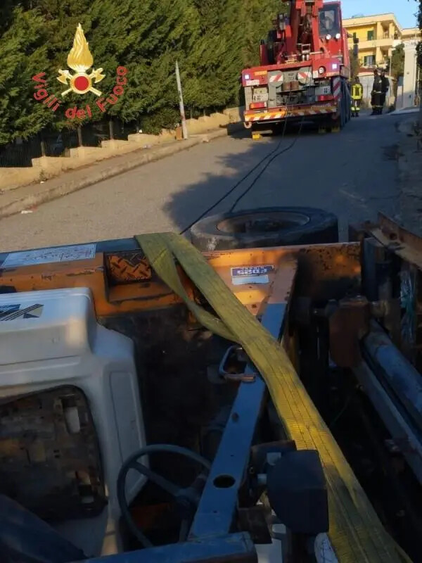 Si ribalta con il muletto, un morto a Isola Capo Rizzuto images Si ribalta con il muletto, un morto a Isola Capo Rizzuto