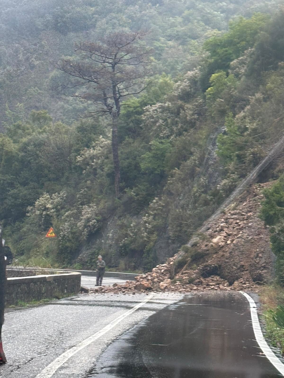 Maltempo, a Magisano frana sulla strada: viabilità a rischio images Maltempo, a Magisano frana sulla strada: viabilità a rischio