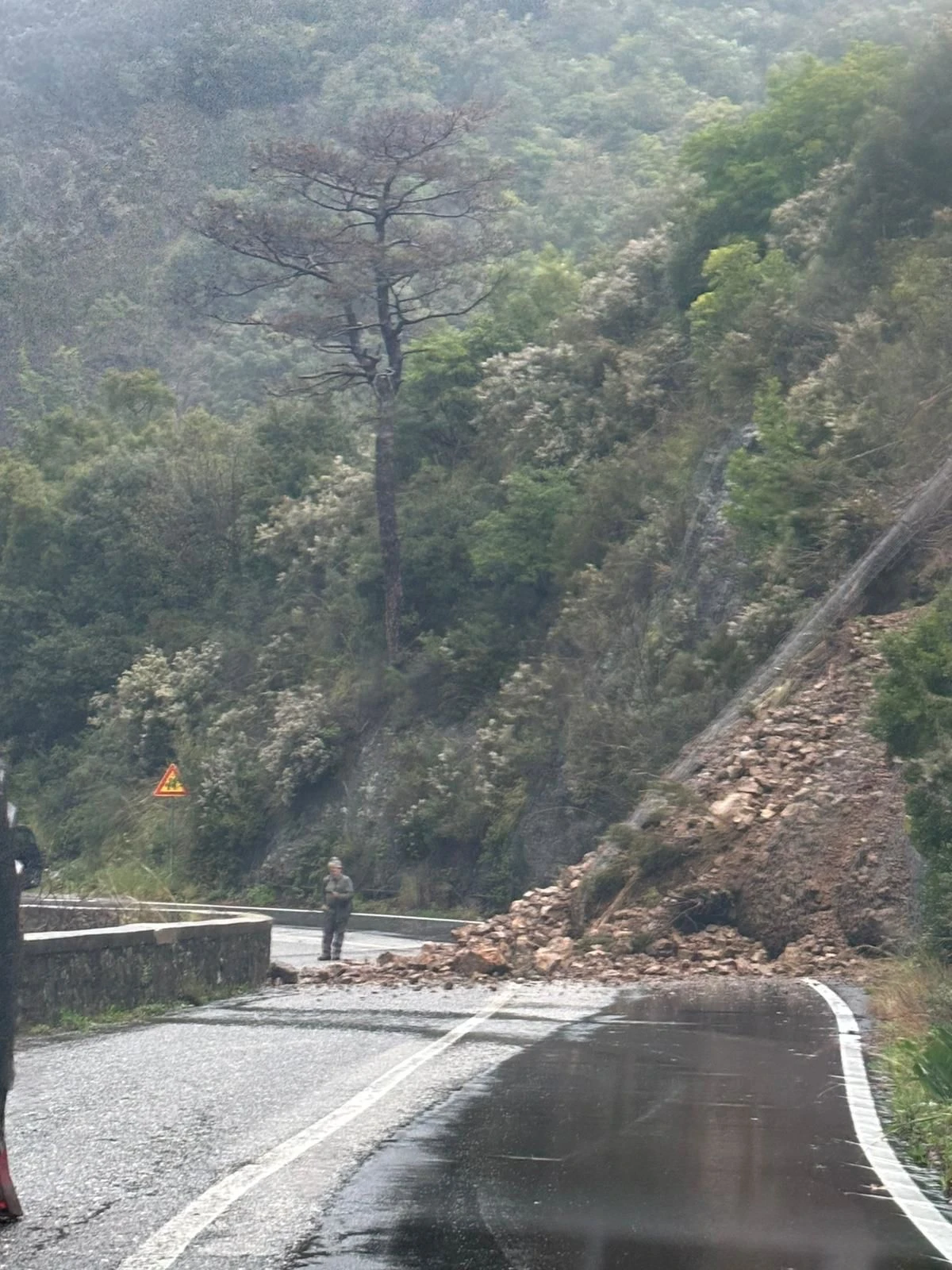 Maltempo, a Magisano frana sulla strada: viabilità a rischio