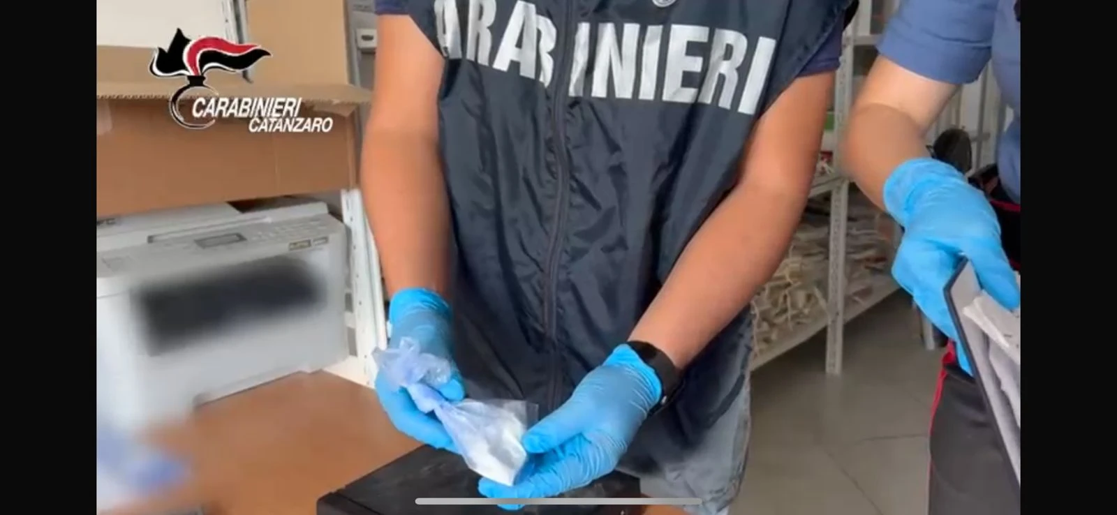 Lamezia, tenta di disfarsi della droga lanciandola dal finestrino, arrestato con 70 grammi di cocaina 