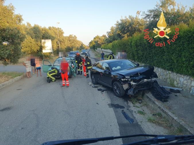 Simeri Mare, incidente tra due auto: tre feriti images Simeri Mare, incidente tra due auto: tre feriti