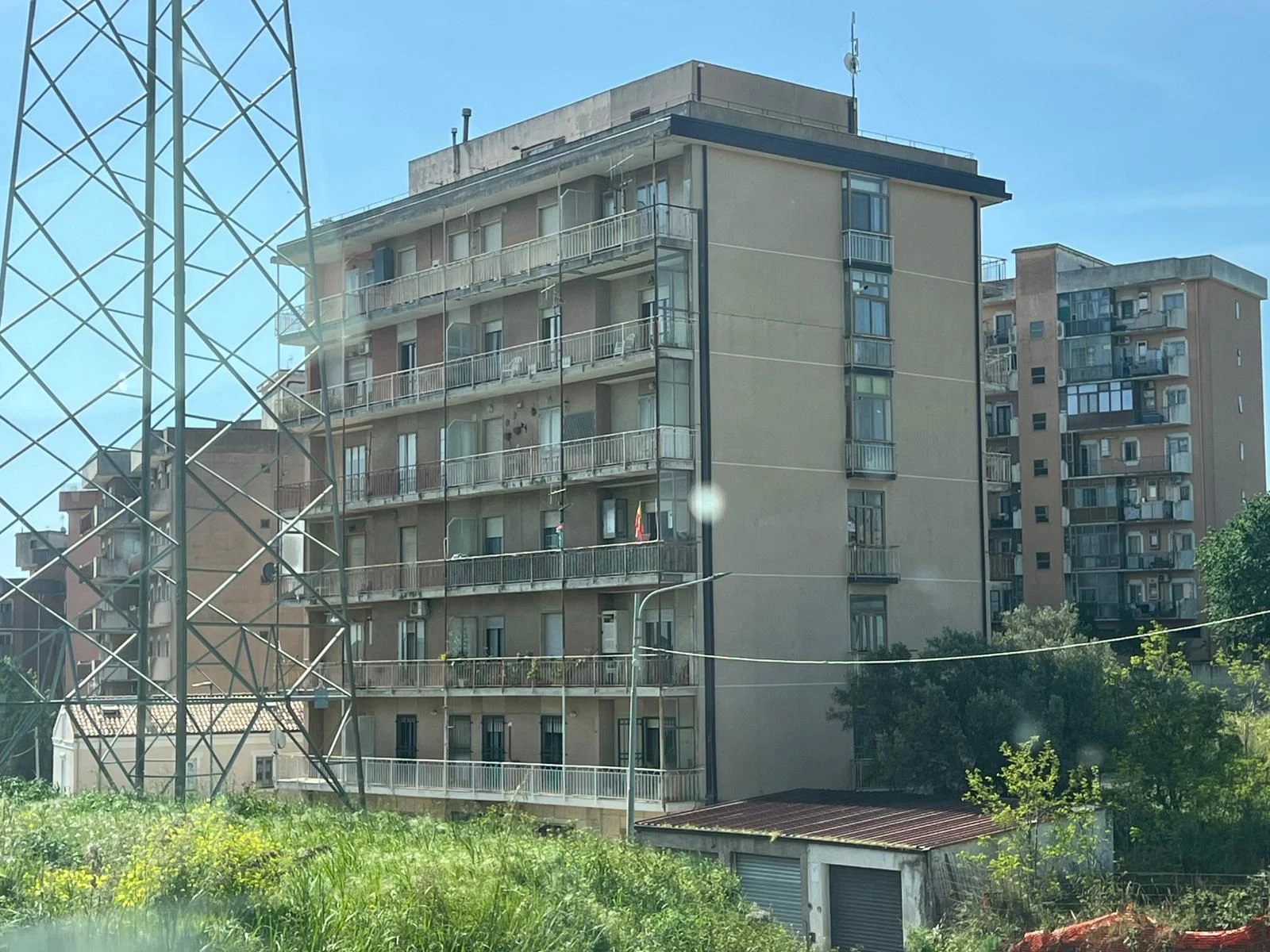 Tragedia a Catanzaro, mamma si lancia dal balcone con in braccio i figli 