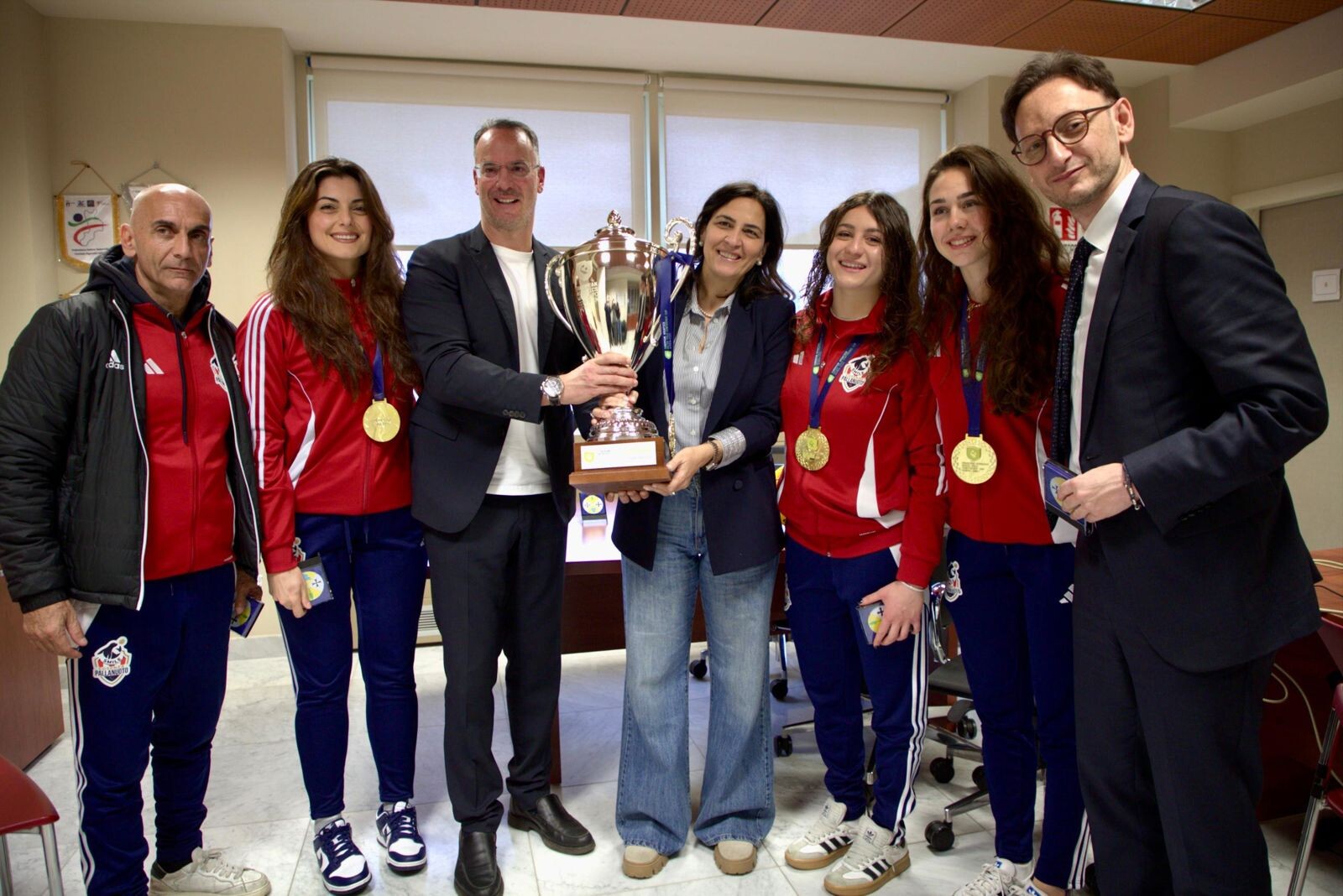 images Pallanuoto, la Smile Cosenza ricevuta alla Cittadella: omaggio al trofeo europeo