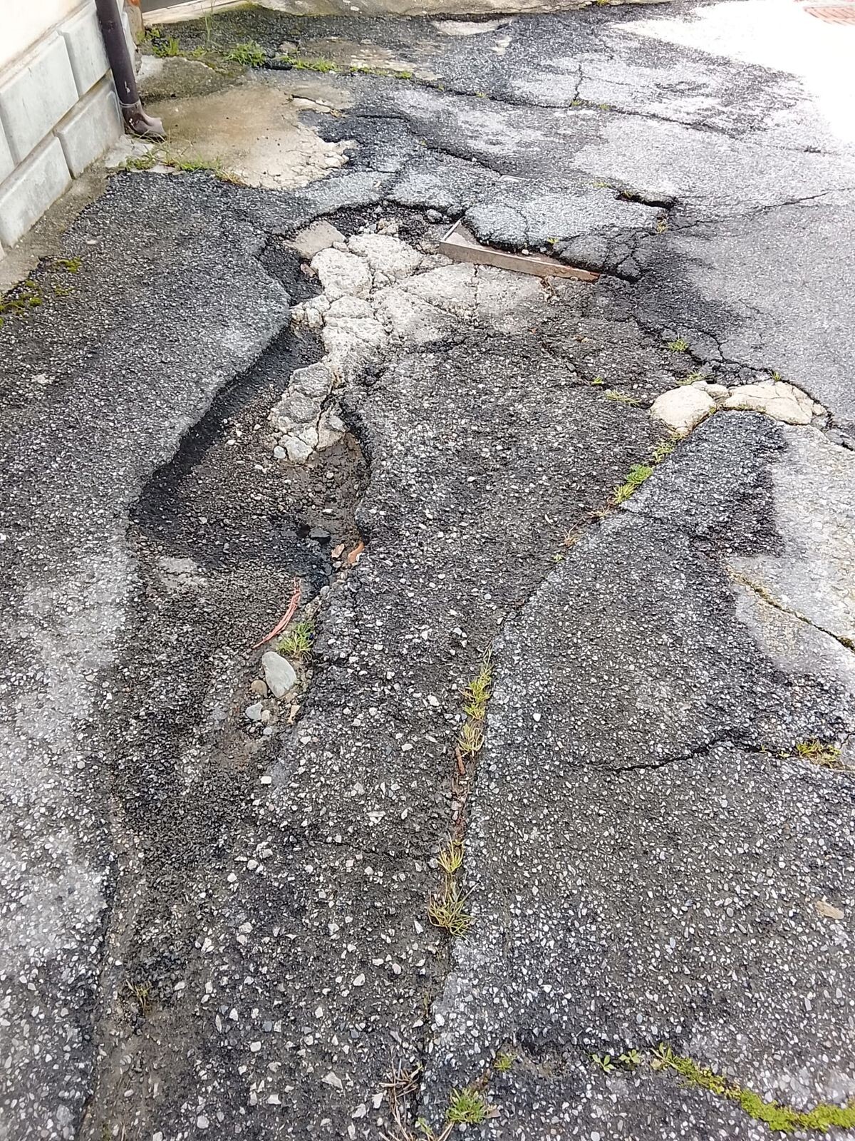 Canale raccolta acque bianche e manto stradale dissestati nel quartieri Cava, la segnalazione di Costanzo images Canale raccolta acque bianche e manto stradale dissestati nel quartieri Cava, la segnalazione di Costanzo