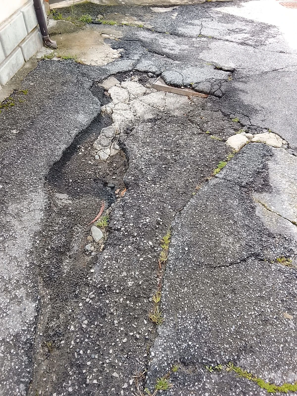 Canale raccolta acque bianche e manto stradale dissestati nel quartieri Cava, la segnalazione di Costanzo 