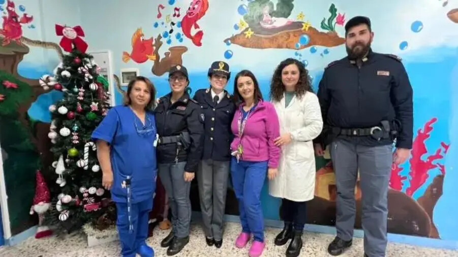images Regali di Natali da parte della Polizia ai piccoli pazienti del reparto di pediatria del Iazzolino di Vibo Valentia