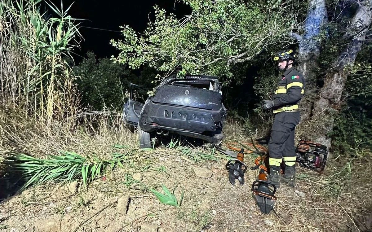 Auto contro un albero nel Vibonese: conducente incastrato nell'abitacolo