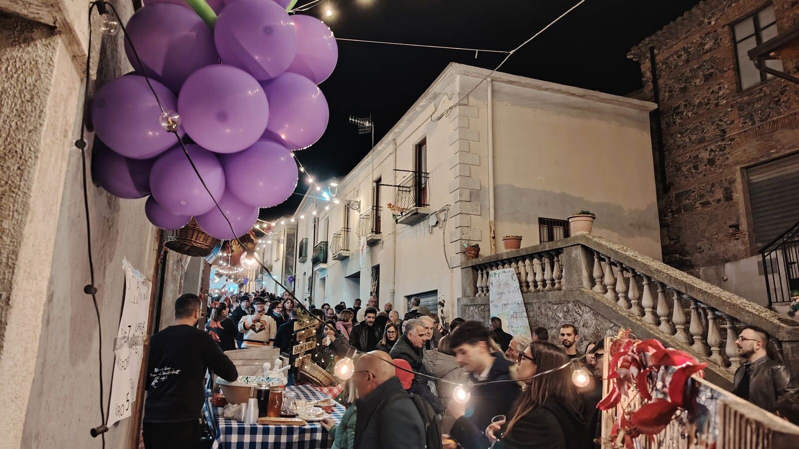 Grande successo per la seconda edizione di “Bacco al Borgo” a Squillace Antica images Grande successo per la seconda edizione di “Bacco al Borgo” a Squillace Antica