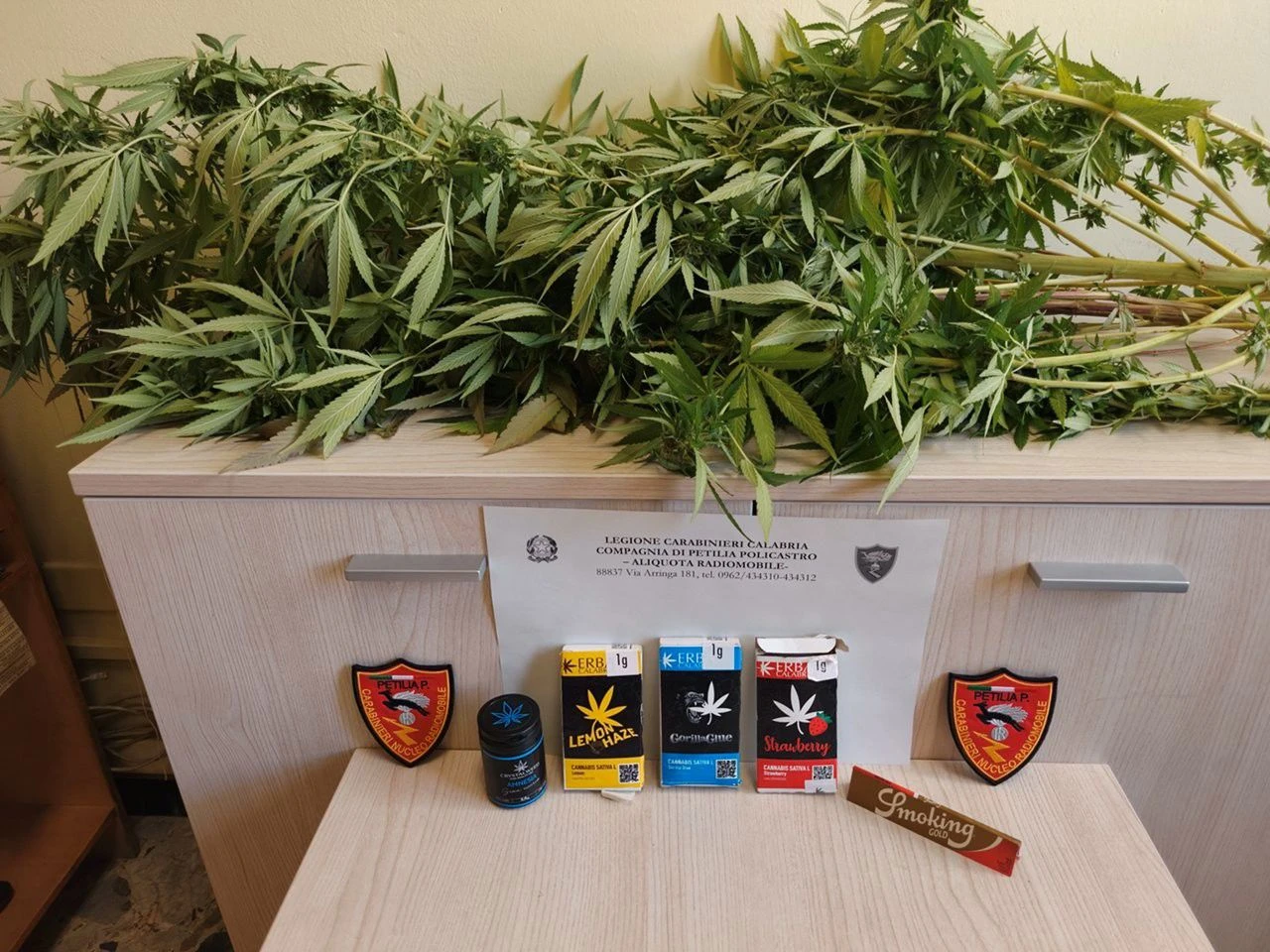 Sorpreso con droga sul balcone: una denuncia nel Crotonese
