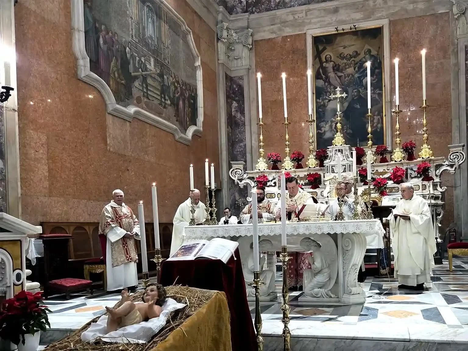 Catanzaro, mons. Claudio Maniago nella Notte di Natale: “Una pace che nasce e non si spegne“