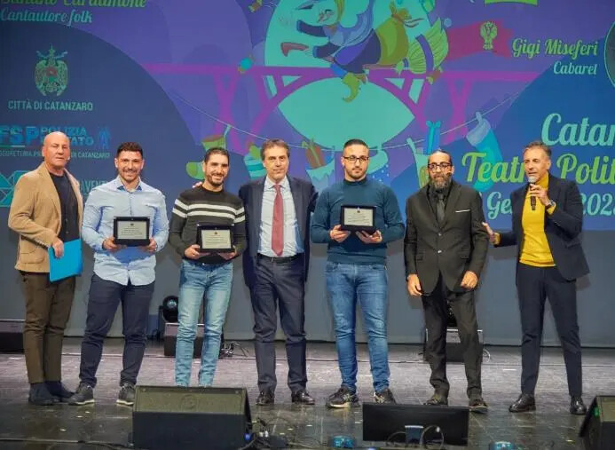 'Befana del poliziotto' a Catanzaro, le targhe dell'Amministrazione agli agenti aggrediti a dicembre images 'Befana del poliziotto' a Catanzaro, le targhe dell'Amministrazione agli agenti aggrediti a dicembre