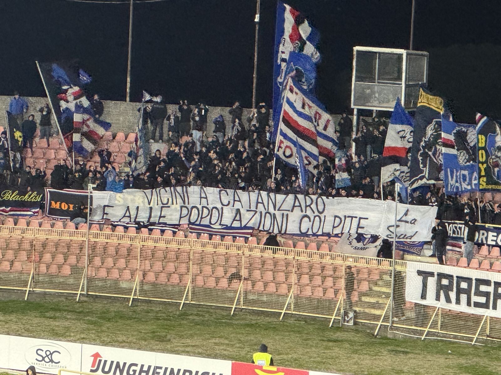 images Maltempo, striscioni di vicinanza alla popolazione durante Catanzaro-Sampdoria