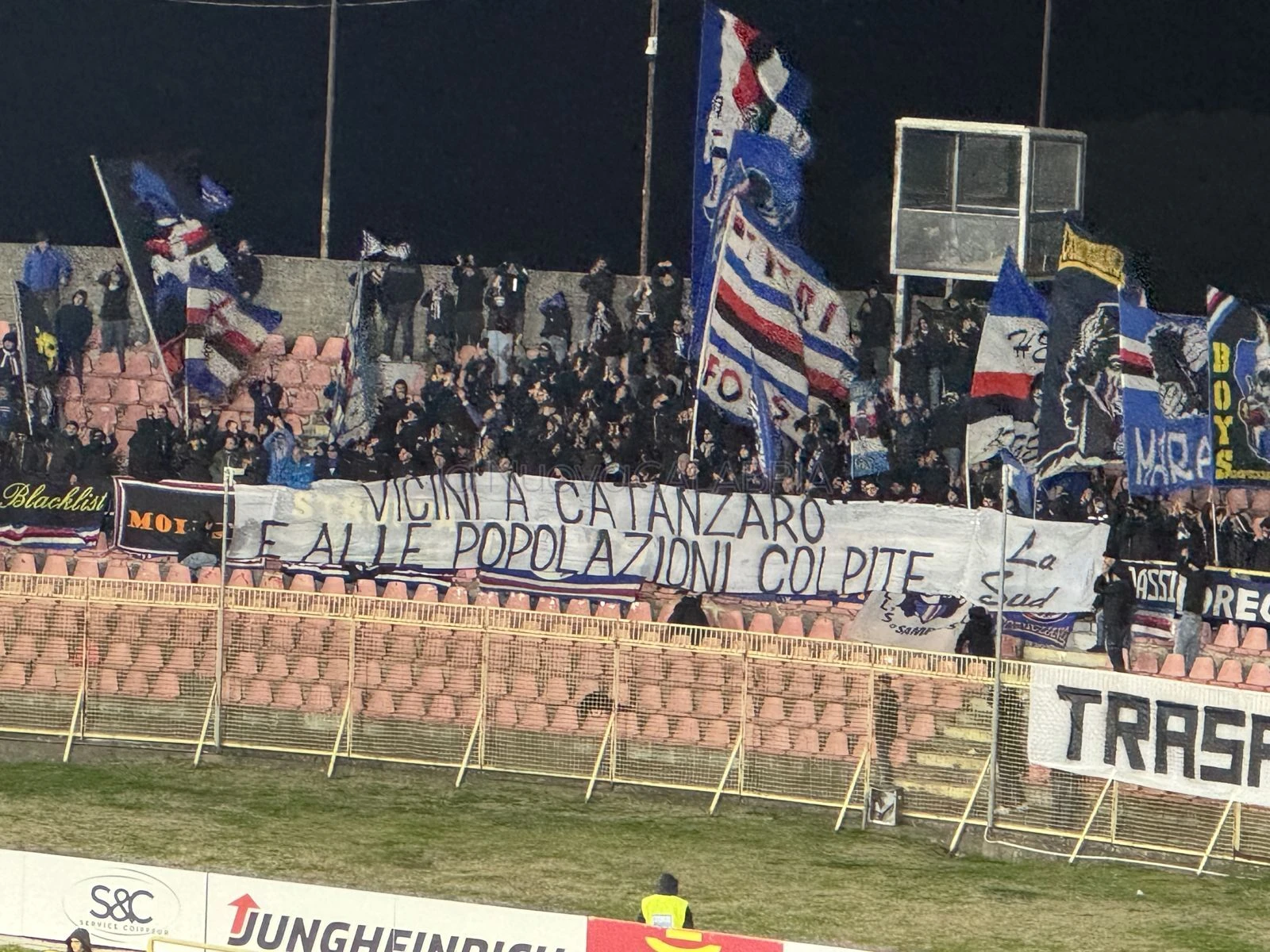 Maltempo, striscioni di vicinanza alla popolazione durante Catanzaro-Sampdoria