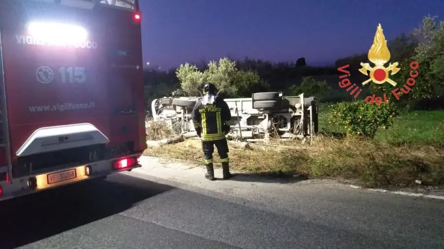 Incidente a Sellia Marina, si ribalta un camion dei rifiuti: conducente in ospedale  images Incidente a Sellia Marina, si ribalta un camion dei rifiuti: conducente in ospedale
