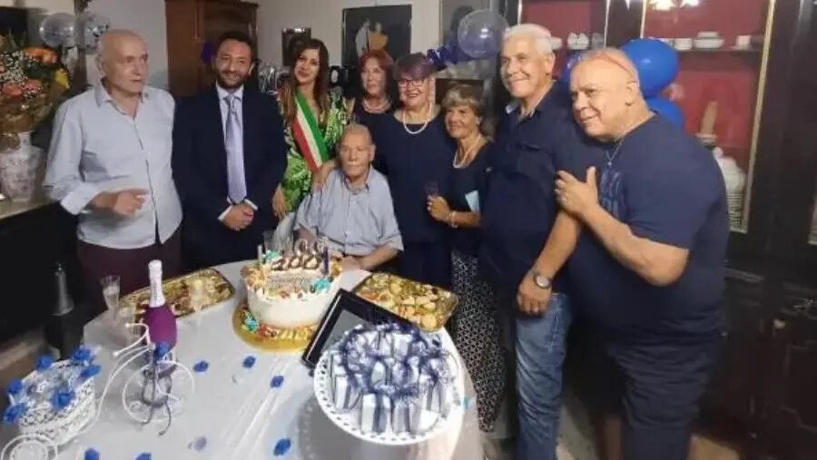 images Catanzaro, Giuseppe Tolomeo compie 100 anni: “Una vita piena, tra sacrifici e soddisfazioni”