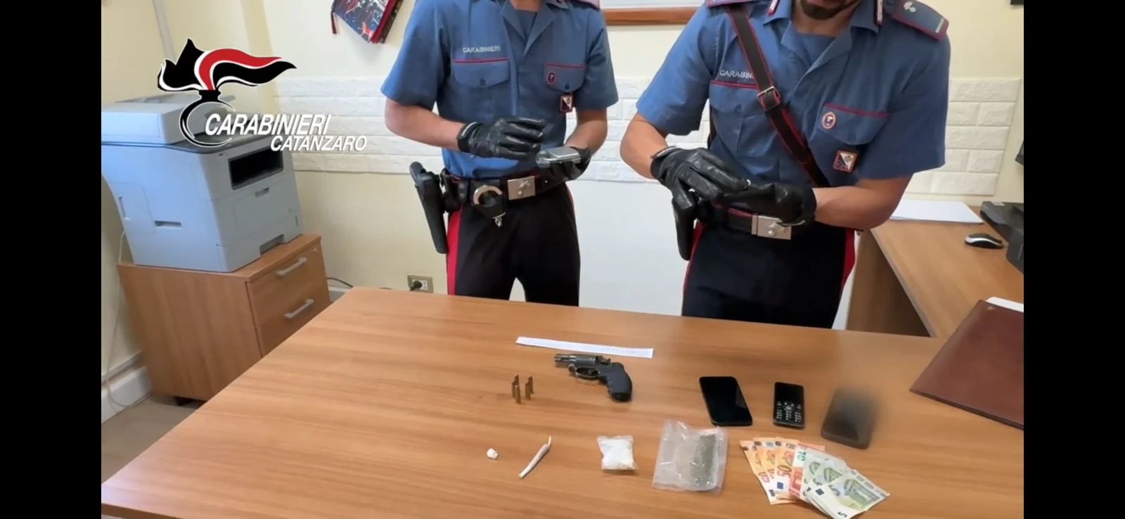 Controlli a Davoli Marina, scoperti con una calibro 38 e droga: in manette un giovane