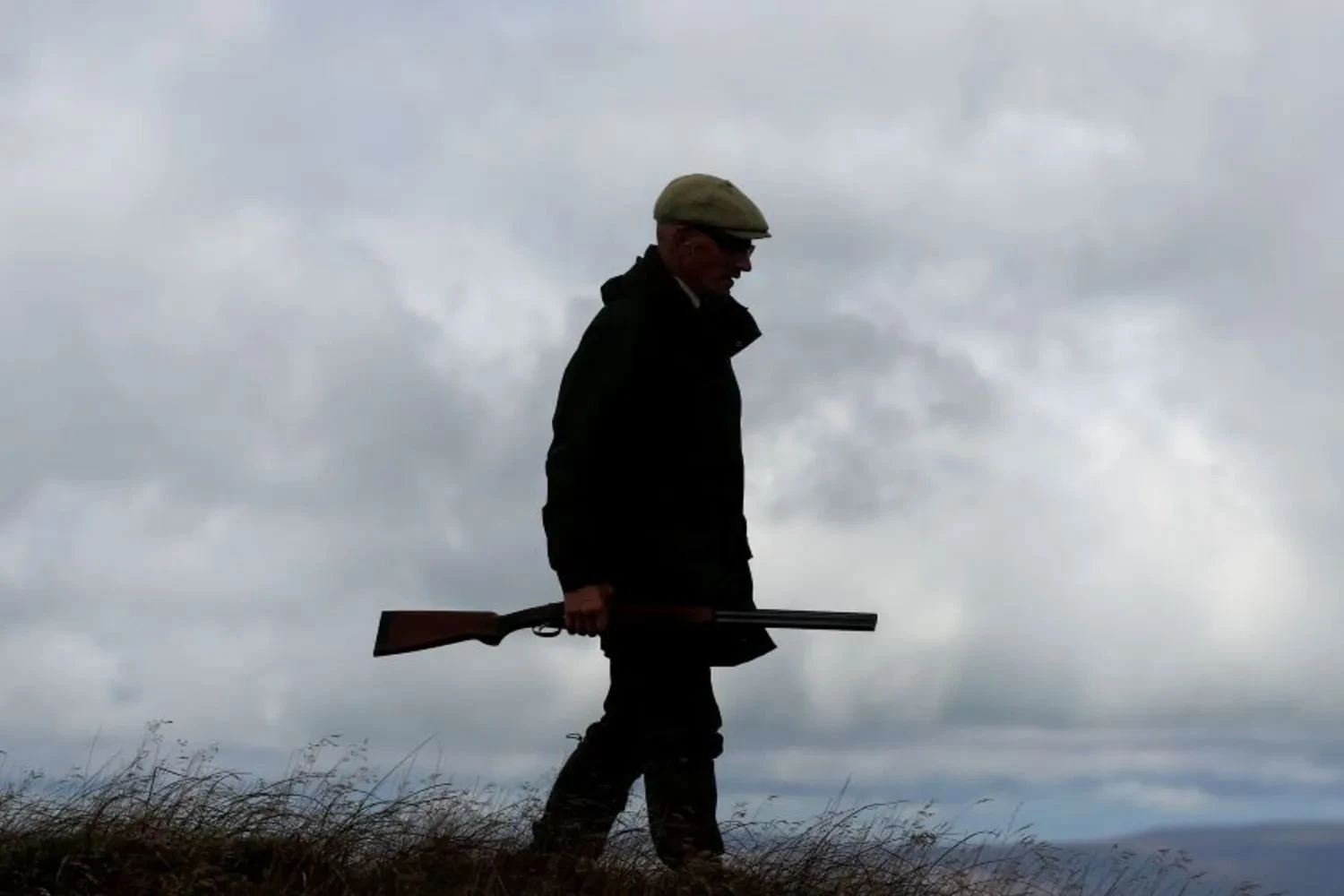 Tentata rapina ai cacciatori nel Reggino: colpo di fucile contro l’auto, uomo ferito al volto