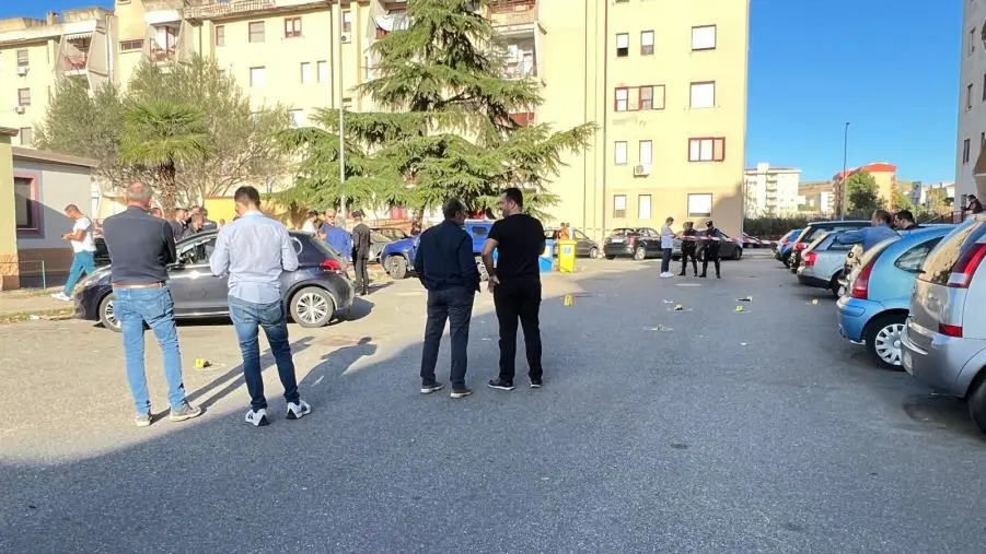 images Sparatoria a Crotone, si aggrava il bilancio: un morto e un poliziotto ferito