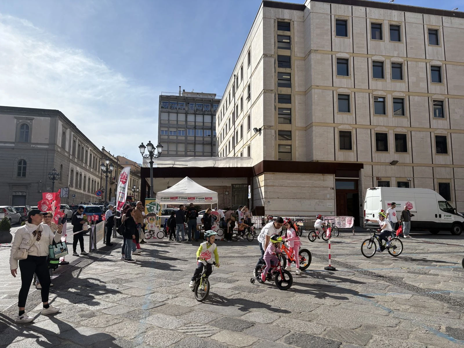 Catanzaro, la città si fa a misura di bambino: in Piazza Prefettura scatta il "Giro dei Bimbi"