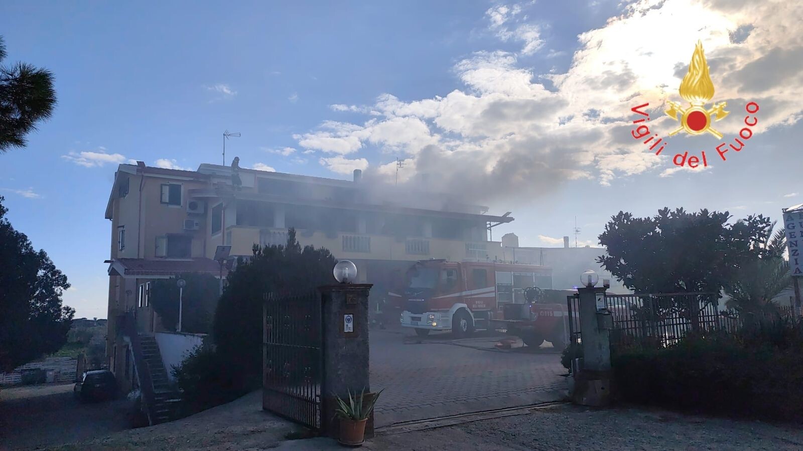 images Sellia Marina, incendio in un’abitazione: Vigili del Fuoco evitano il coinvolgimento dell’intera struttura