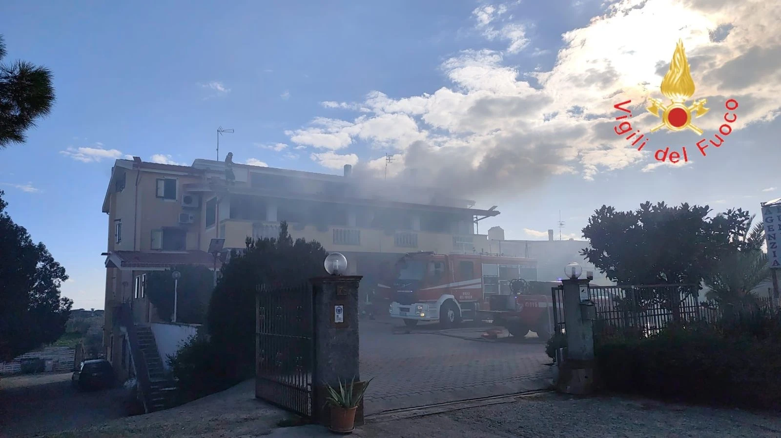 Sellia Marina, incendio in un’abitazione: Vigili del Fuoco evitano il coinvolgimento dell’intera struttura