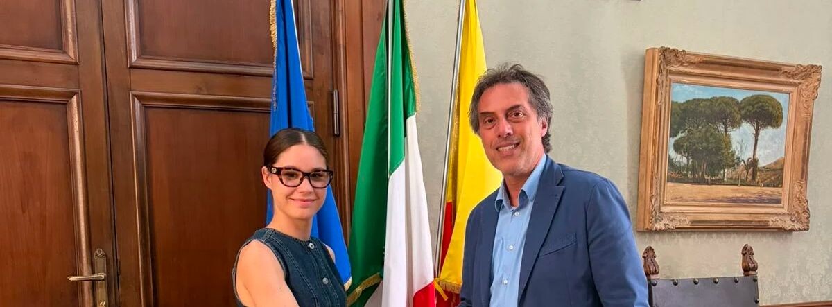 images Catanzaro, il sindaco conferisce la cittadinanza italiana a una cittadina di origine rumena