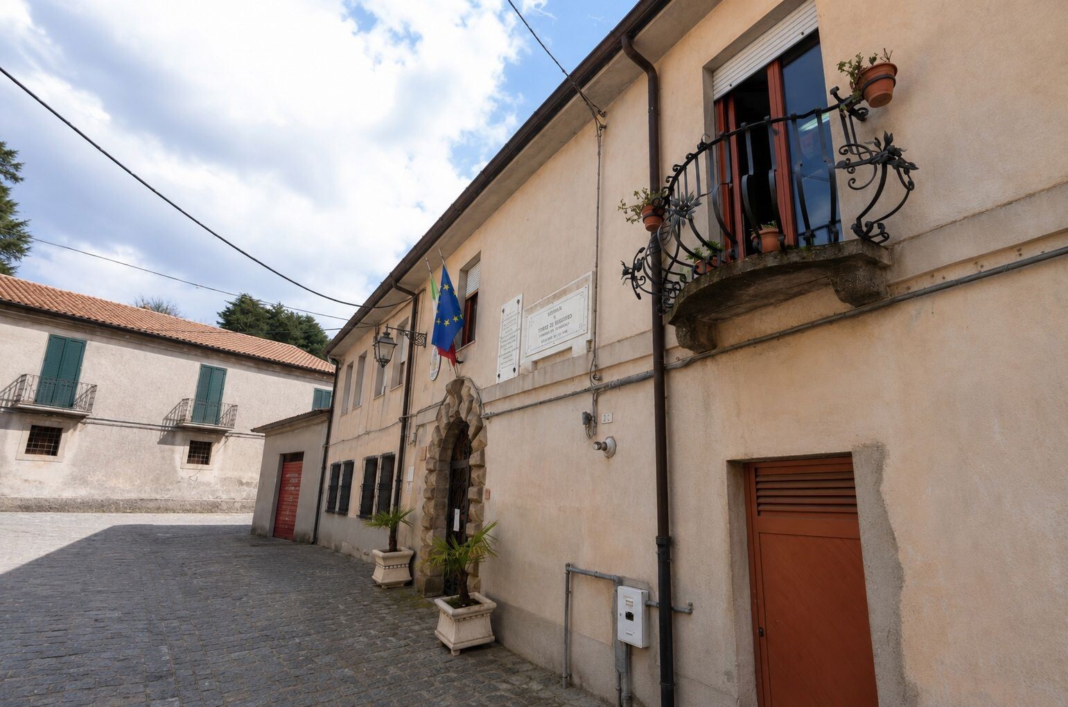 Comune Torre di Ruggiero “AI compliance”: una policy per regolare l’intelligenza artificiale negli uffici images Comune Torre di Ruggiero “AI compliance”: una policy per regolare l’intelligenza artificiale negli uffici