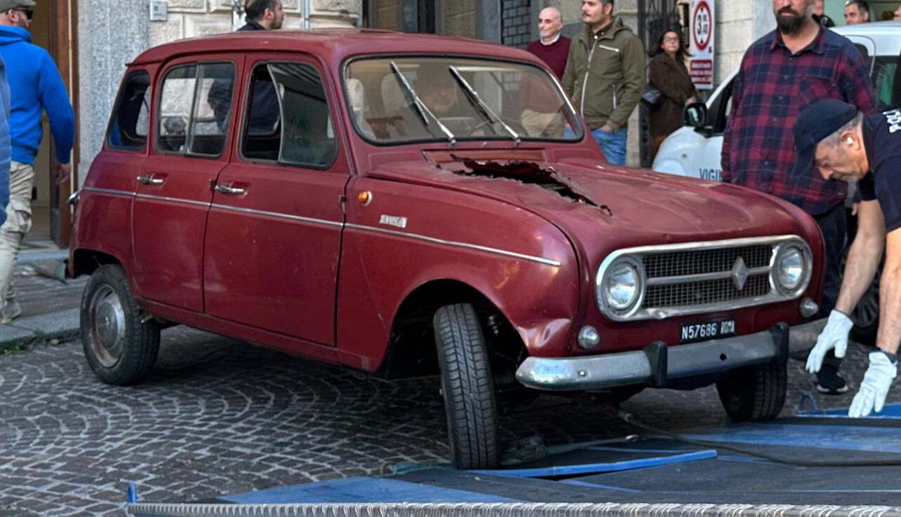images Catanzaro, in città arriva la Renault 4 rossa in cui fu ritrovato il corpo di Aldo Moro