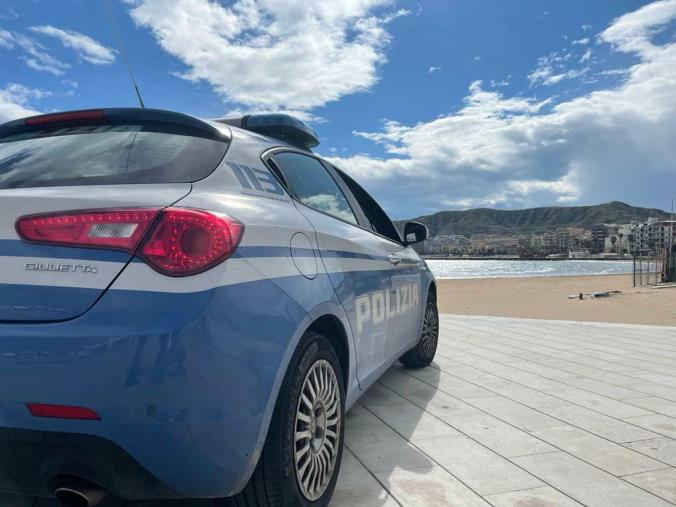 Crotone, controlli massicci della Polizia: segnalazioni per droga e violazioni del codice stradale images Crotone, controlli massicci della Polizia: segnalazioni per droga e violazioni del codice stradale