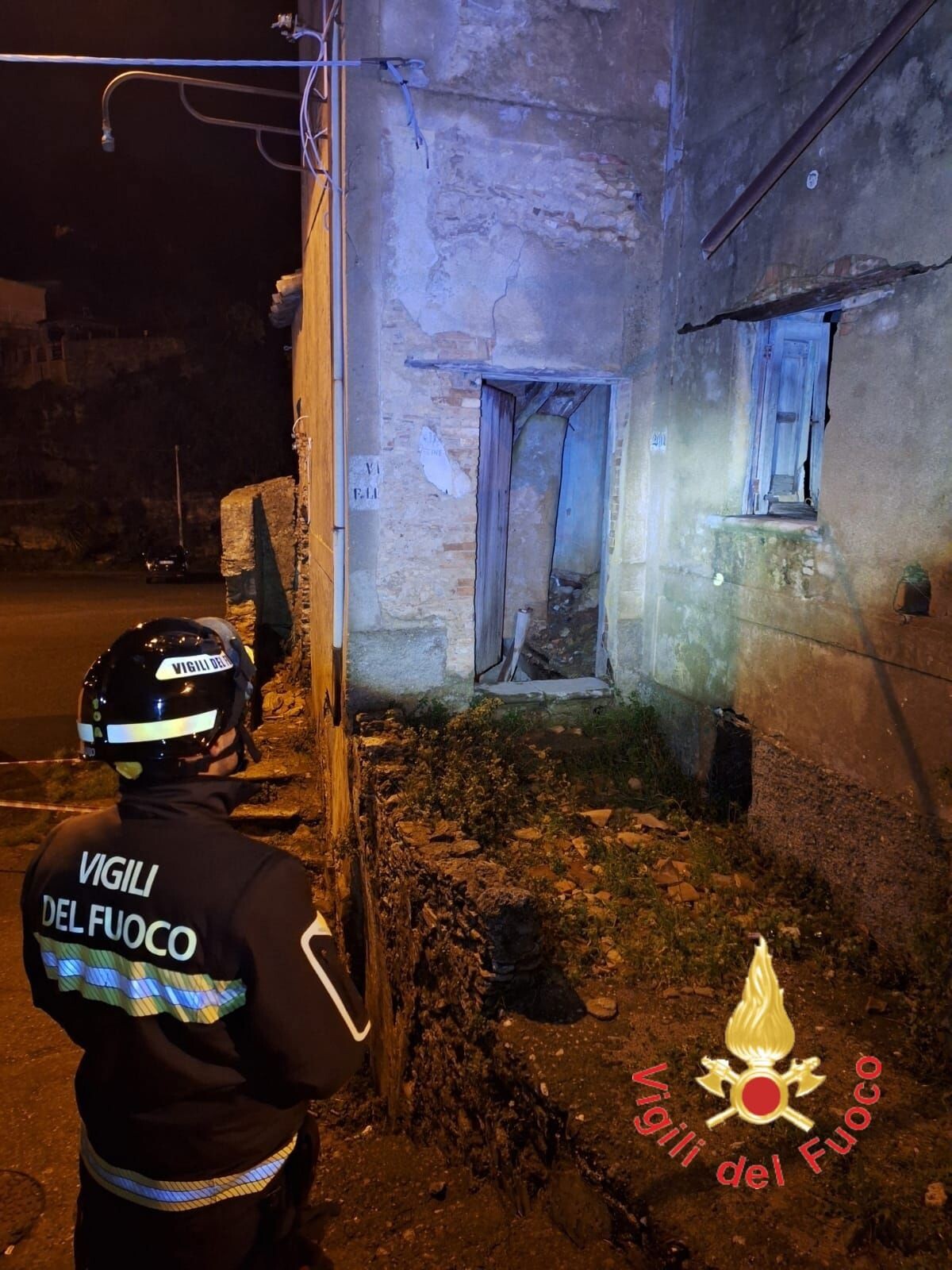 images Girifalco, crolla il tetto e il solaio di un palazzo di 2 piani disabitato