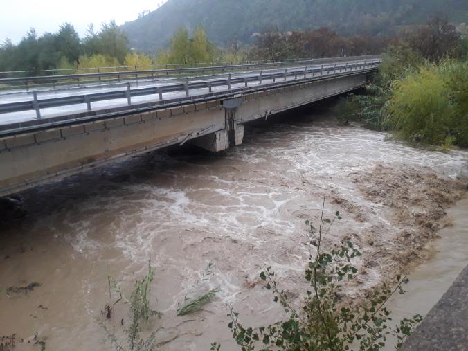 images Maltempo, Squillace e Copanello tra acqua e fango. Il fiume "raggiunge" quasi il cavalcavia (FOTO e VIDEO)