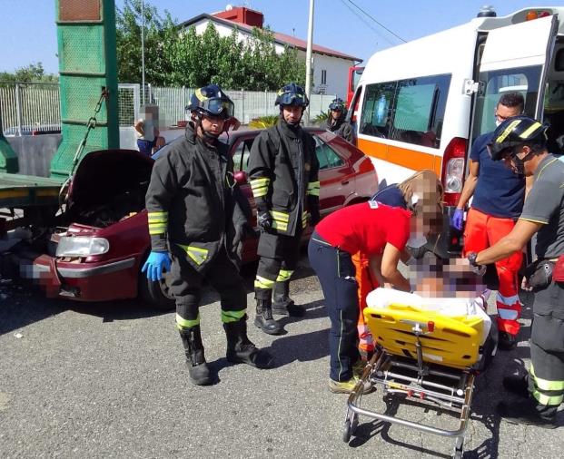 Simeri Crichi, perde il controllo dell'auto e finisce contro un semirimorchio: ferito il conducente images Simeri Crichi, perde il controllo dell'auto e finisce contro un semirimorchio: ferito il conducente