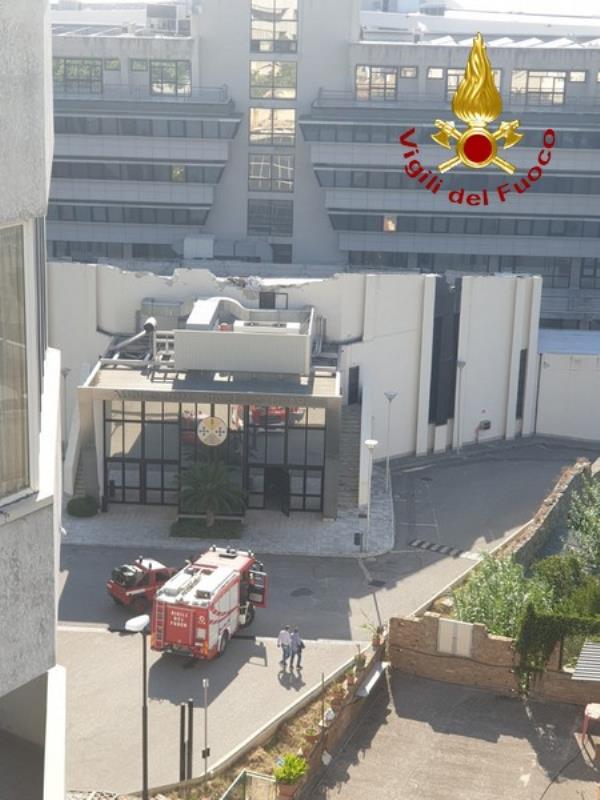 Crollo del tetto dell'Auditorium nel Consiglio regionale. "Accartocciato su se stesso" (FOTO) images Crollo del tetto dell'Auditorium nel Consiglio regionale. "Accartocciato su se stesso" (FOTO)