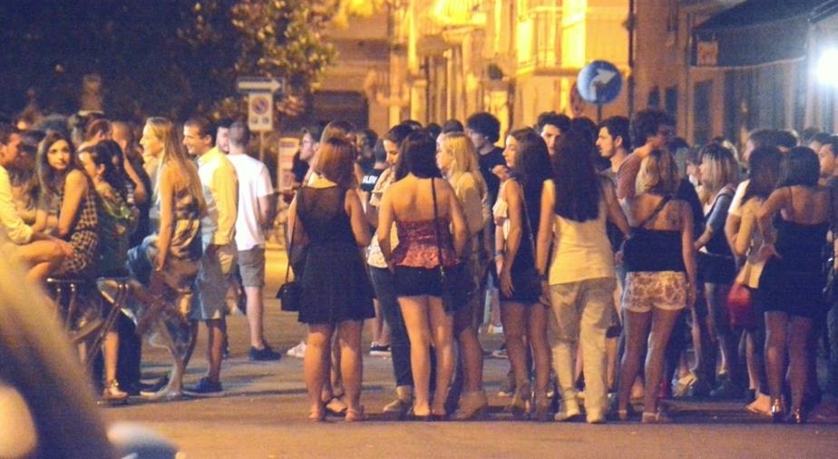 images Crotone. Al locale per consumare bevande e alimenti: la Polizia sospende l'attività per 5 giorni