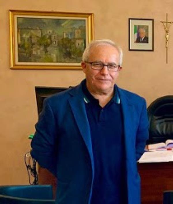 images Caraffa. Registrati 3 positivi: il sindaco chiude Municipio, cimitero, parco giochi e impianti sportivi