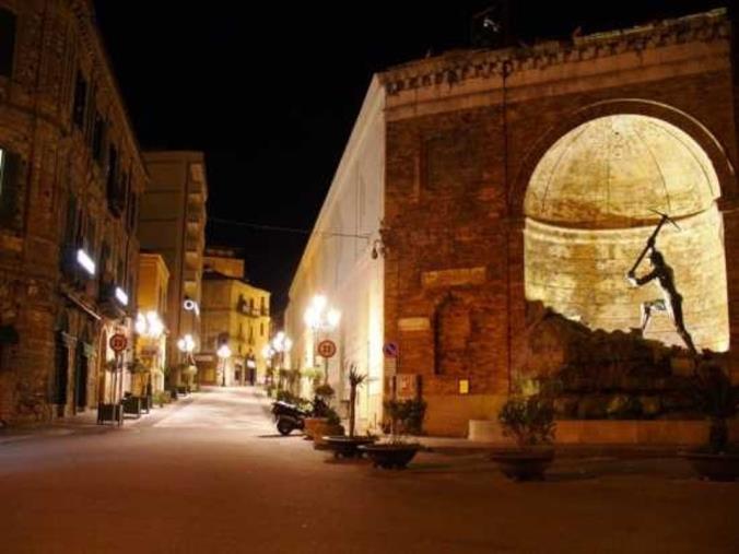 images Capodanno Catanzaro, ordinanze: divieto di somministrazione e vendita di bevande in vetro o metallo e materiale esplodente
