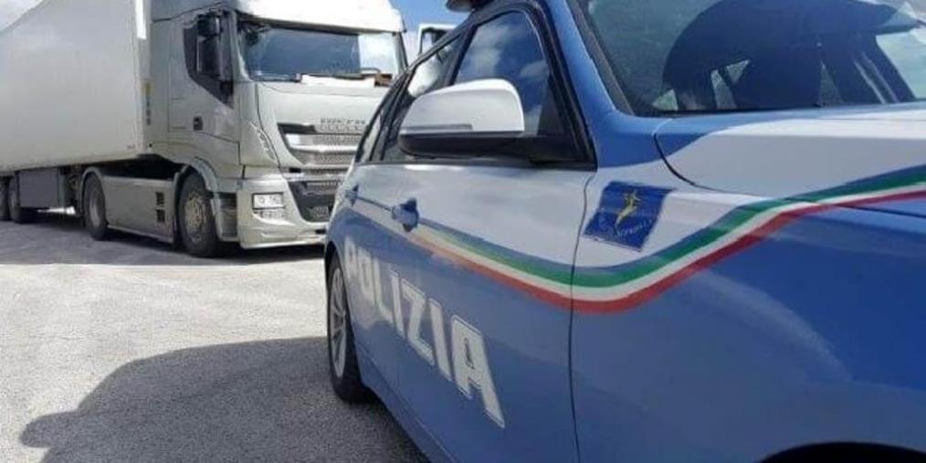 Controlli della polizia sulle carrozzerie di Crotone: tre denunce per smaltimento irregolare rifiuti pericolosi images Controlli della polizia sulle carrozzerie di Crotone: tre denunce per smaltimento irregolare rifiuti pericolosi