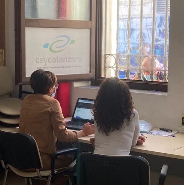 images In fila per i buoni spesa: al CSV di Catanzaro storie di bisogni e necessità che vanno oltre l'emergenza Covid