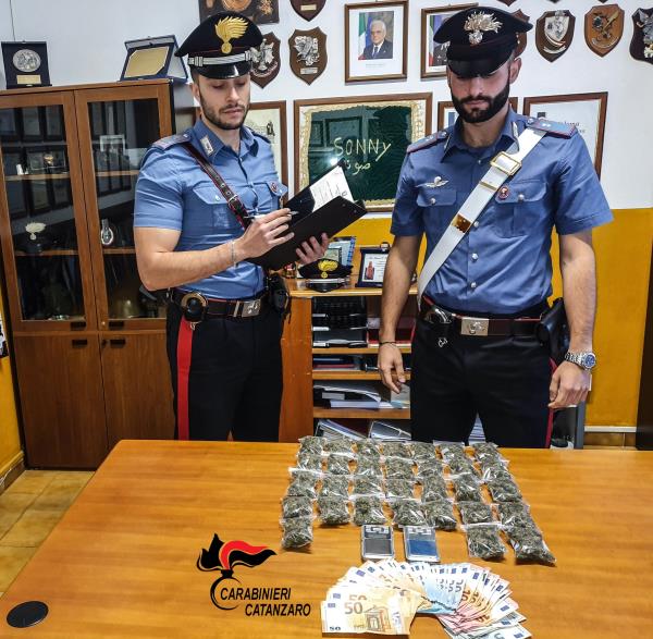 Viavai di tossicodipendenti da una casa e un negozio di Santa Maria di Catanzaro, 27enne arrestato images Viavai di tossicodipendenti da una casa e un negozio di Santa Maria di Catanzaro, 27enne arrestato