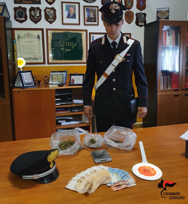 images Catanzaro. Il fiuto di “Manko” non tradisce e scova la droga in una intercapedine del bagno, 26enne arrestato 