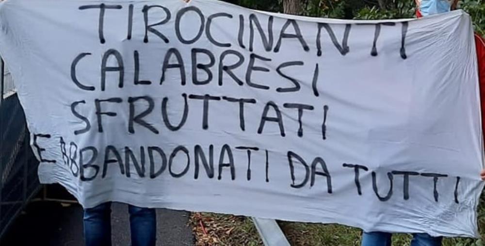 images Tirocinanti, sit-in di protesta all’aeroporto di Lamezia Terme