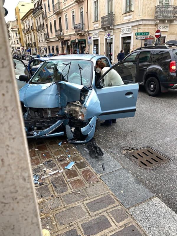 Catanzaro. Incidente a via Indipendenza, un'auto finisce nel negozio di sartoria (FOTO) images Catanzaro. Incidente a via Indipendenza, un'auto finisce nel negozio di sartoria (FOTO)