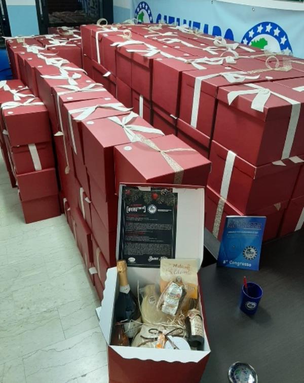 images Il Siulp di Catanzaro unisce la Calabria e il Lazio con il pacco regalo per i suoi associati. All'interno prodotti calabresi e il "guanciale amatriciano"